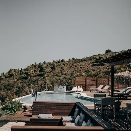 Secret Hill Hotel *